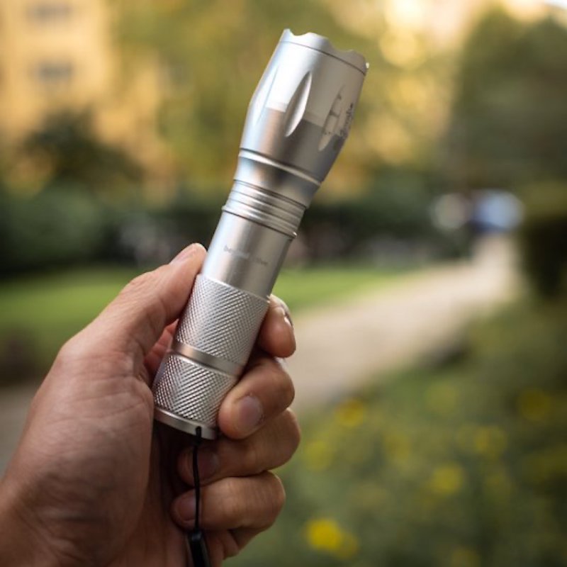 Stærk lommelygte med LED-teknologi