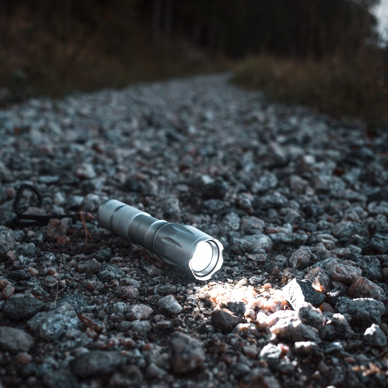 Stærk lommelygte med LED-teknologi