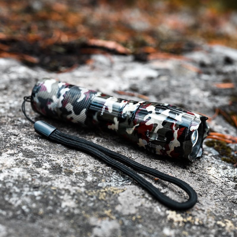 Stærk lommelygte med LED-teknologi