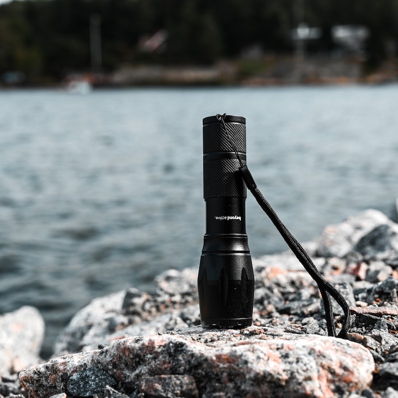 Stærk lommelygte med LED-teknologi